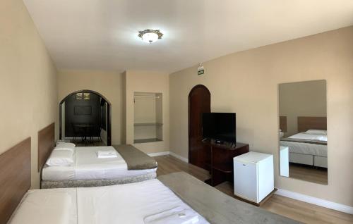 2 queen beds