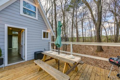 . Pet-Friendly Cabin with Views 8 Mi to Hawkins Beach
