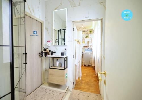 La chambre COCTEAU near Nord Mayenne