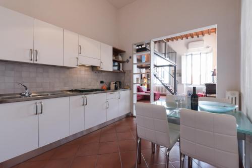 Firenze Rentals Suite Proconsolo - Tap to explore photos