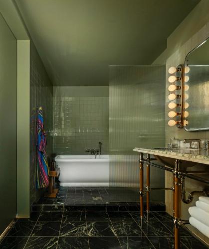 room detail thumbnail 2