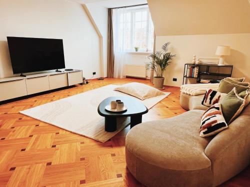 Old Town Escape with Stunning Skyline - Spacious 2Bed, Tallinn (foto 2)