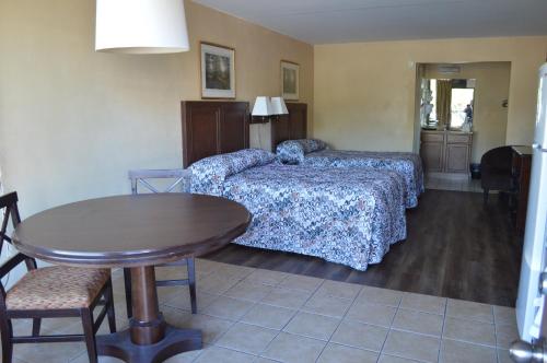 Tarpon Shores Inn - image 9
