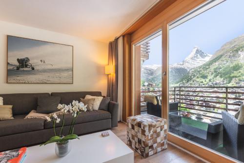Zenith A Apartment by HomeFlow