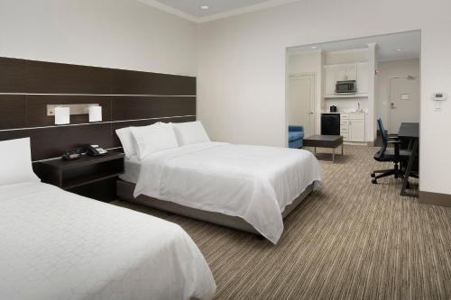 2 queen beds, 1 sofa bed