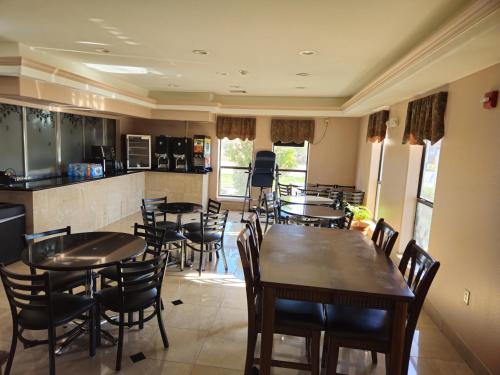Ételek és italok, Budgetel Inn and Suites in Hearne (Texas)