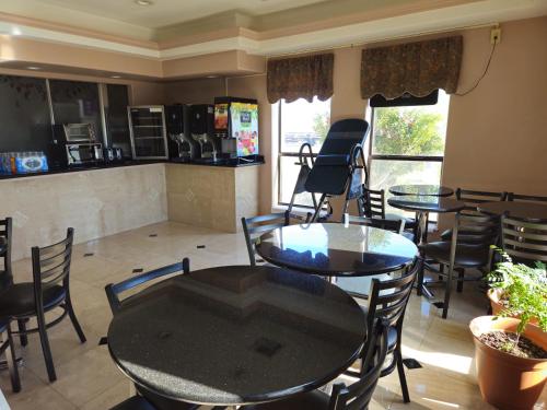 Ételek és italok, Budgetel Inn and Suites in Hearne (Texas)