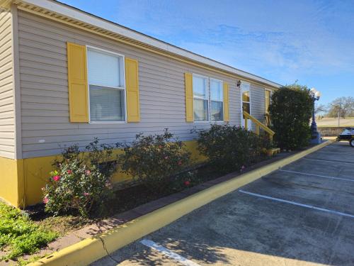 Budgetel Inn and Suites - image 2