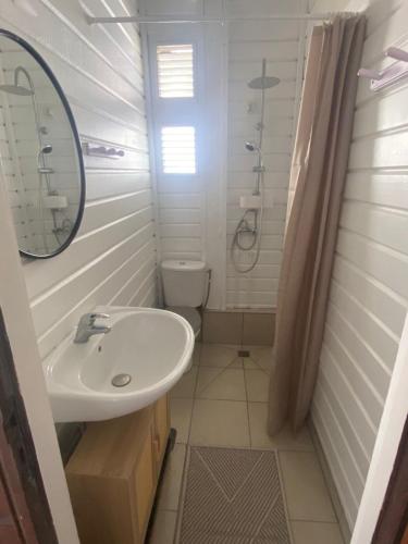 suihku, Two-bedroom apartment with sea view in Les Anses-d'Arlet