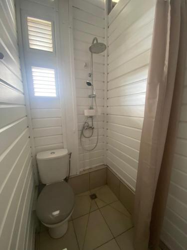 suihku, Two-bedroom apartment with sea view in Les Anses-d'Arlet
