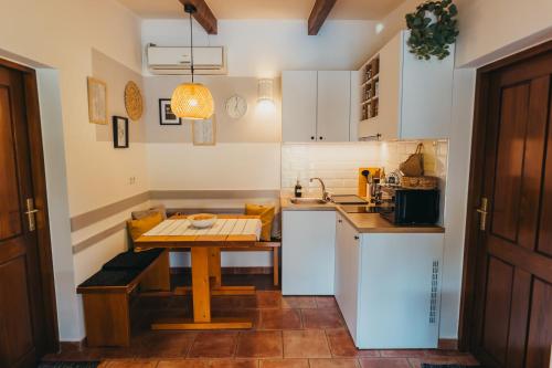 Peaceful countryside retreat with pool, hot tub & sauna in Donji Koncovcak