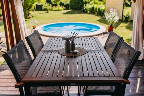 Peaceful countryside retreat with pool, hot tub & sauna in Donji Koncovcak