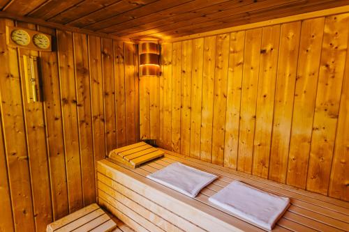 Peaceful countryside retreat with pool, hot tub & sauna in Donji Koncovcak