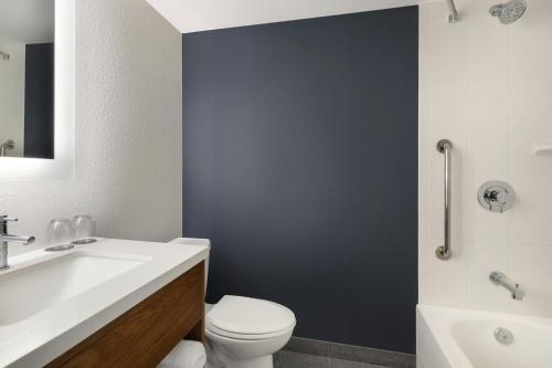 Holiday Inn & Suites Across From Universal Orlando an IHG Hotel - image 11