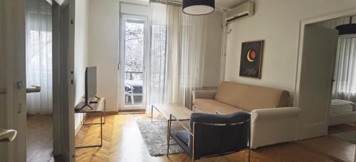 Two Bedroom Central Apartment with Parking