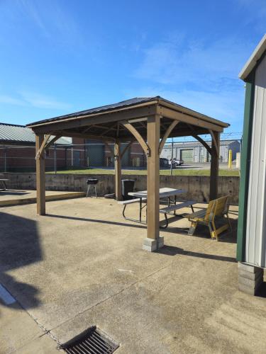 Budgetel Inn and Suites - image 7