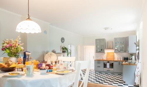 Elbferienhaus Lenzerwische - gemeinsames Urlauben an der Elbe mit privaten Badesee - alles inklusive in Lenzerwische