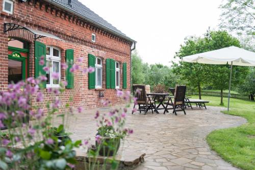 Elbferienhaus Lenzerwische - gemeinsames Urlauben an der Elbe mit privaten Badesee - alles inklusive in Lenzerwische