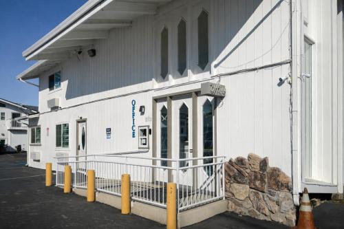 Stargazer Inn and Suites - image 7