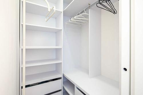 Central - Very Comfy - Modern - image 3