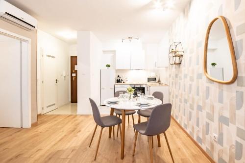 Comfy - Modern - Downtown - image 12