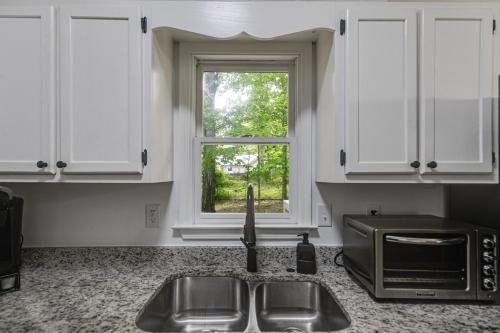 Tranquil Hideaway Home - Pet-friendly - image 6