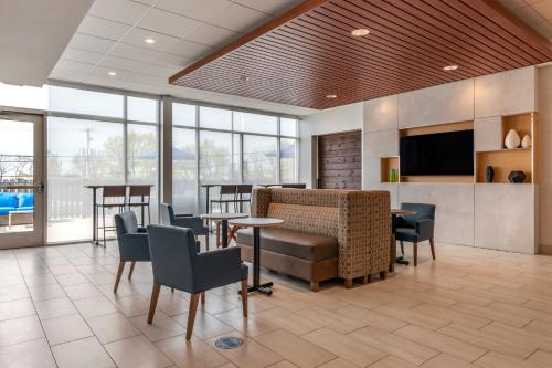 Holiday Inn Express and Suites Lancaster - Mount Joy By IHG - 숙소 외관