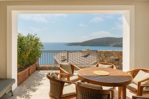 Lustica Bay Marina Village Iris – khách sạn tại Radovici