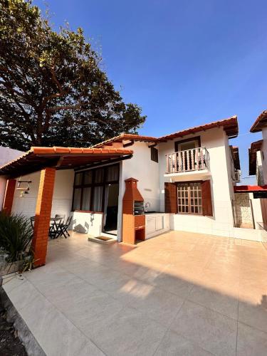 Casa temporada 3 Quartos 6 camas 3 Banheiros 110m da praia do Peró Cabo Frio – khách sạn tại Cajueiro