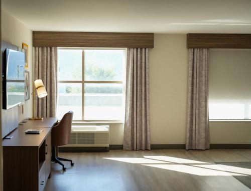 Holiday Inn Phoenix Airport an IHG Hotel - image 3