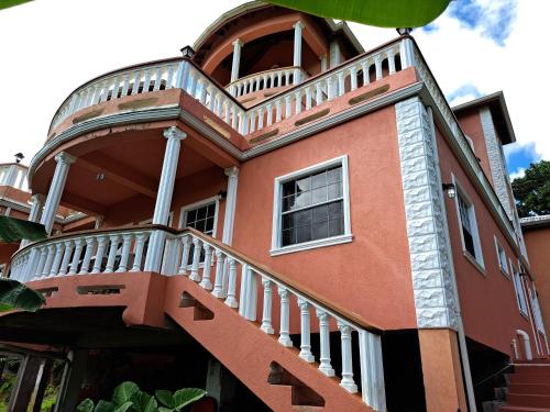 Parrot Heights in Анс-Лавуа