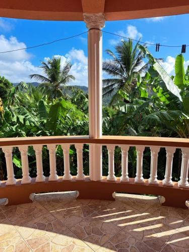 Parrot Heights in Анс-Лавуа