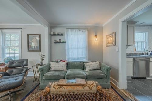 Eclectic Inn Downtown - 2 miles to Sanford Stadium home - image 9