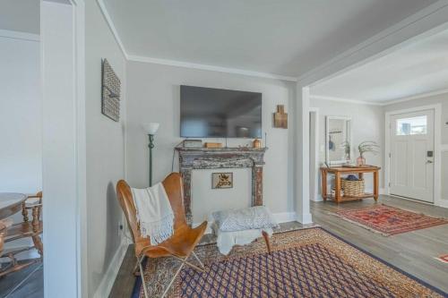 Eclectic Inn Downtown - 2 miles to Sanford Stadium home - image 4