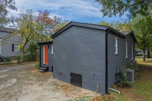 Eclectic Inn Downtown - 2 miles to Sanford Stadium home - image 10