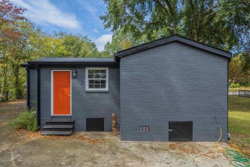 Eclectic Inn Downtown - 2 miles to Sanford Stadium home - main image