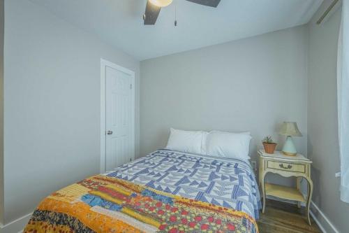 Eclectic Inn Downtown - 2 miles to Sanford Stadium home - image 14