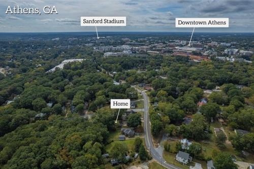 Eclectic Inn Downtown - 2 miles to Sanford Stadium home - image 6