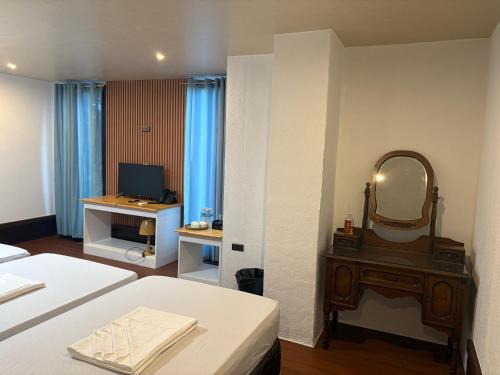 4 twin beds