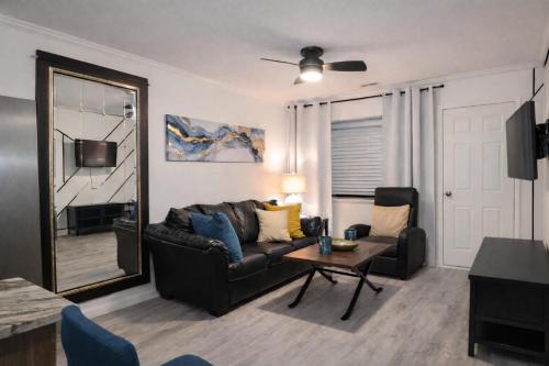 Heart of Raleigh cedar village – khách sạn tại Brentwood / Milkbrook