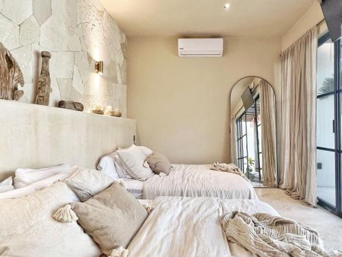 Villa Oasis Heated Private Pool Daily Housekeeping Prime location - image 3