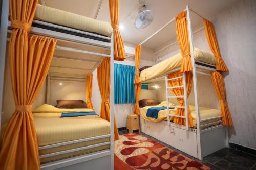 Rayzen Stays & Backpackers Hostel in Poonamallee