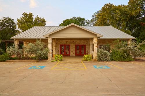 Fredericksburg Inn and Suites - image 5