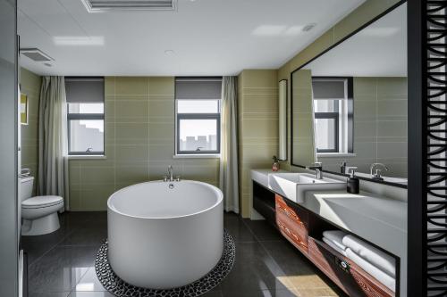 room detail thumbnail 2