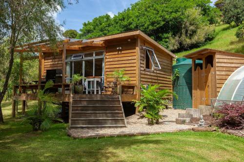 Sub-Tropical Paradise Retreat Willow Creek Cabin with Access to Sauna in Whangaroa