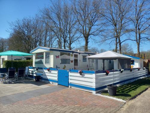 stacaravan nr16 is 5 persoons · Schoonloo