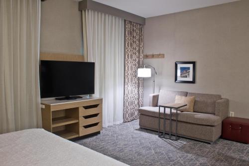 Hampton Inn & Suites Denver-Speer Boulevard - image 9