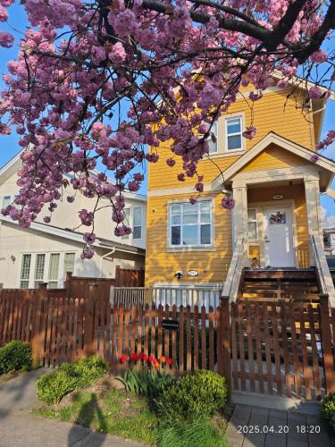 Modern 2BR Suite Steps to SkyTrain – khách sạn tại Renfrew-Collingwood