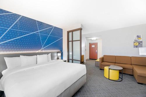 Comfort Suites Pecos - image 12