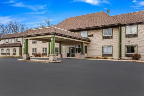 Econo Lodge Whitehall near Michigan's Adventure